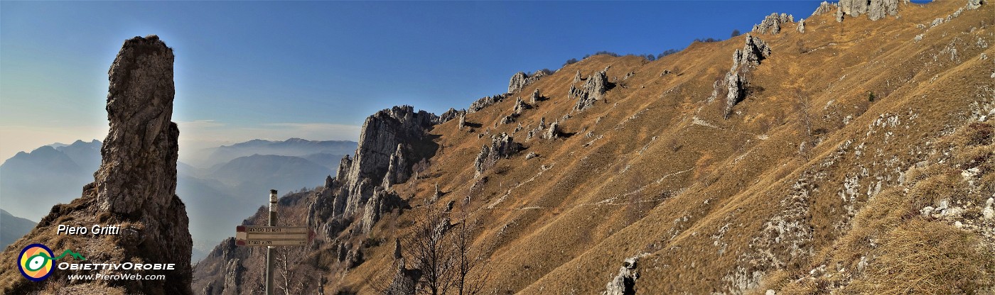19 Sul Sentiero dei morti primo pinnacolo con vista sul Sentiero delle foppe carico di pinnnacoli e guglie sul versante opposto.jpg